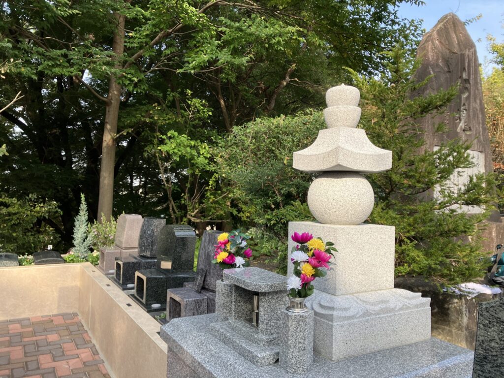 岡崎東公園はなえみ墓園の現地写真③｜清潔な花壇と通路 月1回専門清掃 岡崎市 東公園