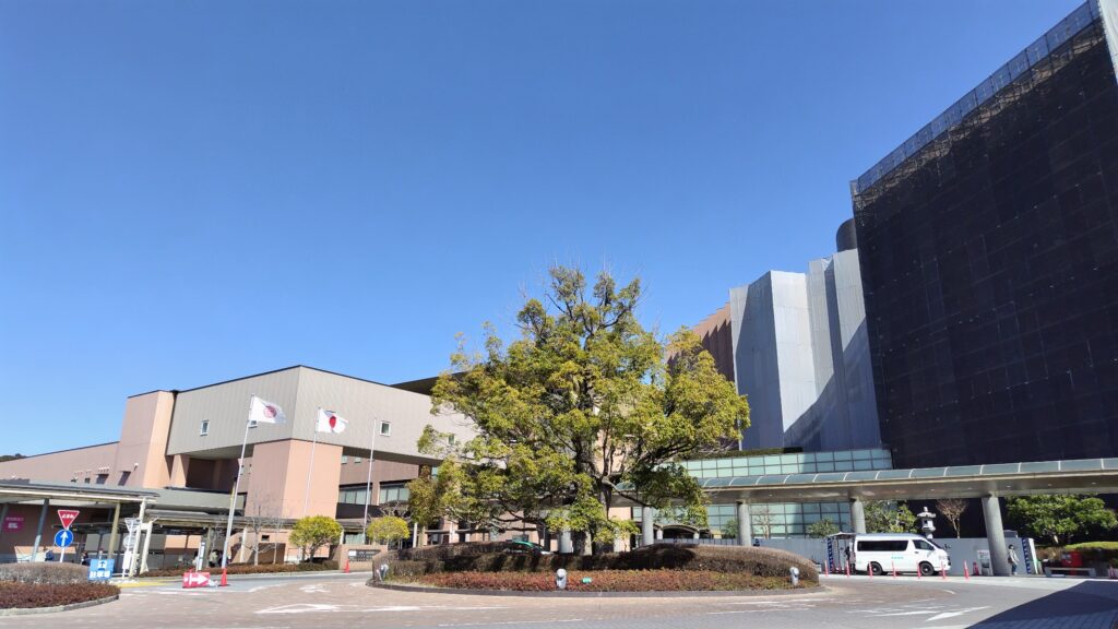 岡崎市民病院岡崎東公園はなえみ墓園 周辺景観①｜岡崎東公園の桜・菖蒲・紅葉の名所 動物園 恐竜モニュメント