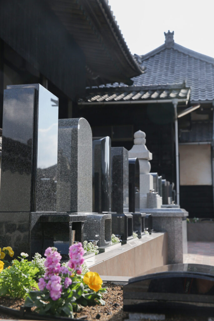 常滑はなえみ墓園の墓石まわりに咲く季節の花々