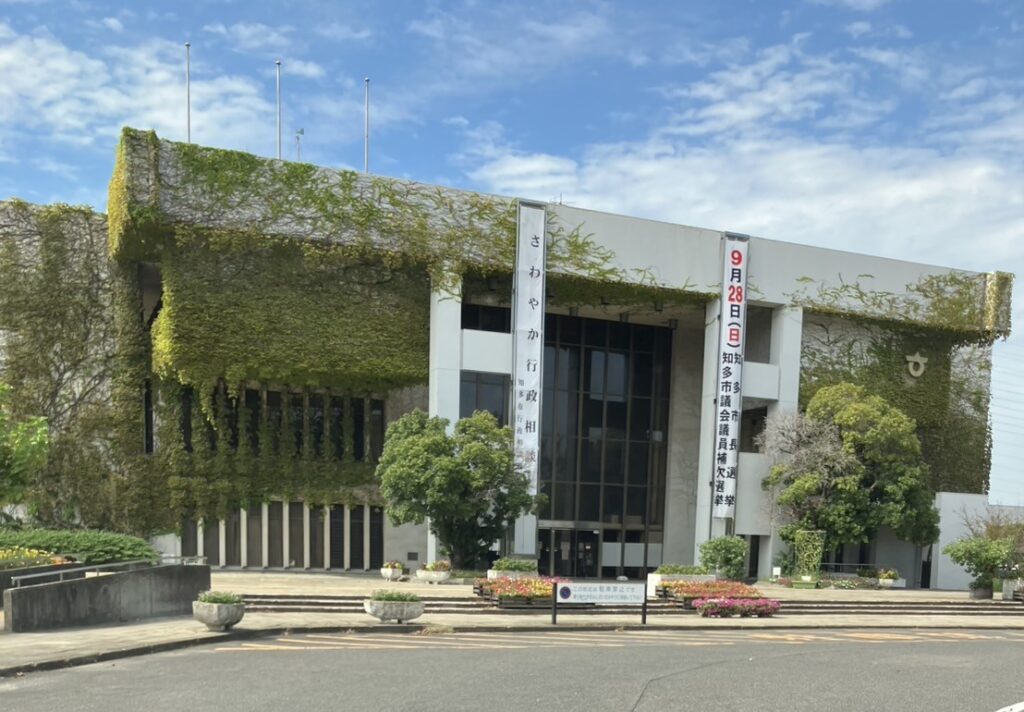 緑に覆われた独特の景観で知られる「知多市役所」本庁舎｜改葬許可証・市営知多墓園の所管行政窓口
