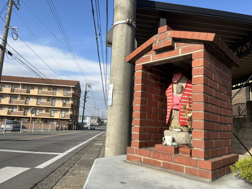 西尾はなえみ墓園 入口・周辺環境②｜バリアフリー 駐車場からお墓まで最短ルート 西尾市楠村町