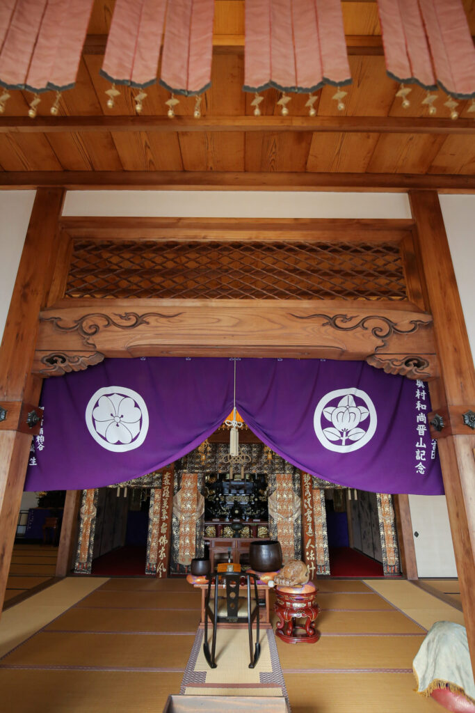 海音寺 本堂入口の紫幕｜歴代住職の晋山式記念・家紋入り荘厳幕