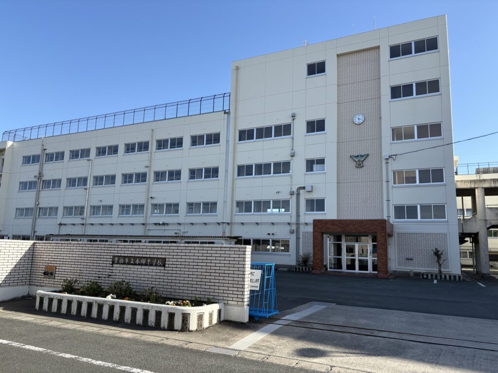 豊橋市立本郷中学校｜豊橋高師はなえみ墓園から徒歩6分・白い4階建ての校舎・時計台・地域に根ざした公立中学校（高師本郷町）