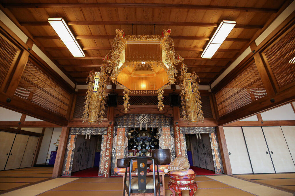 海音寺本堂内陣｜禅宗寺院らしい荘厳な須弥壇と金色輪灯