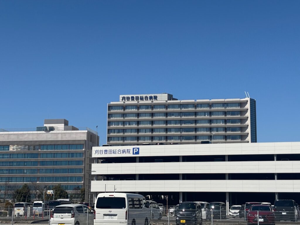刈谷豊田総合病院 外観｜屋上に「刈谷豊田総合病院」の紺色文字と「P」の駐車場棟 龍江寺 刈谷はなえみ樹木葬から車で約5分