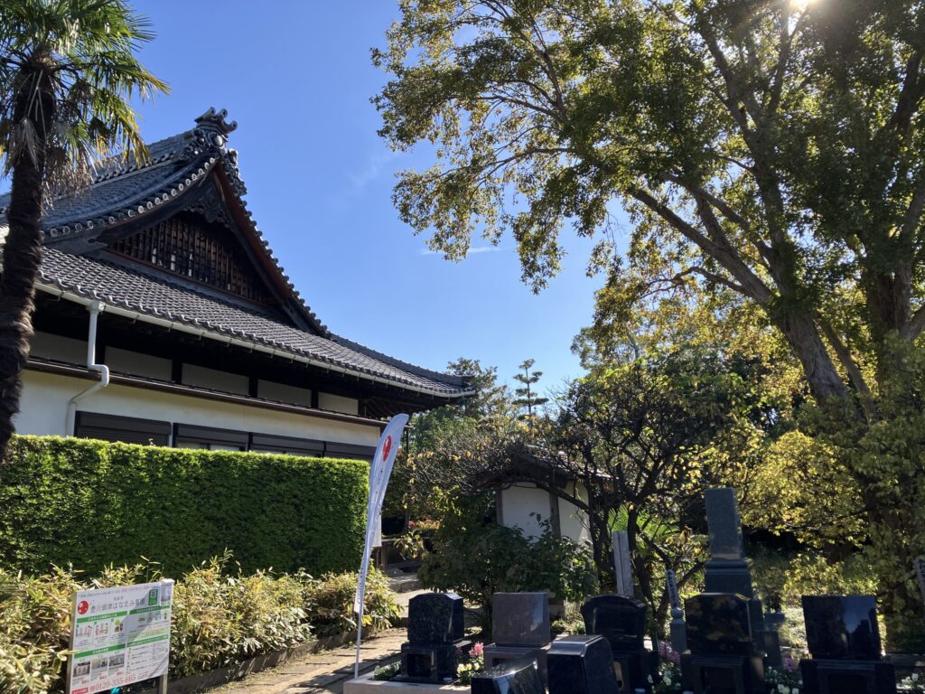 豊川御津はなえみ墓園の冬の整備された墓地と長松寺境内（12月撮影）