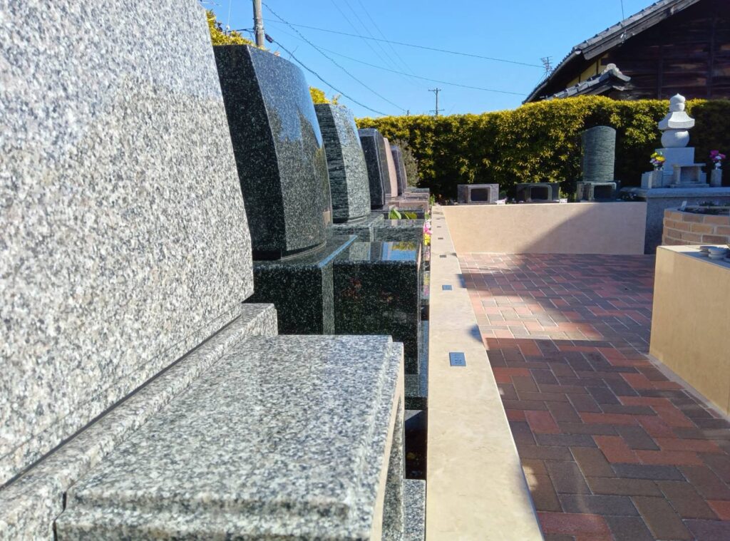 新城はなえみ墓園　新城はなえみ墓園 購入者ギャラリー｜建立済みの和型・洋型墓石が並ぶ庭園型墓園の景観