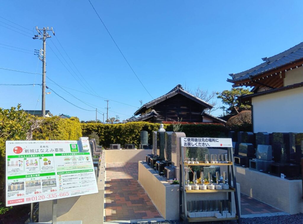 新城はなえみ墓園　新城はなえみ墓園 実景｜建立済みの和型墓石と区画番号管理