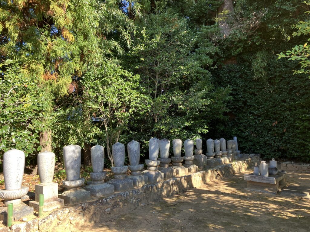 豊川御津はなえみ墓園の墓石区画と長松寺の冬の境内景観（2026年2月撮影）