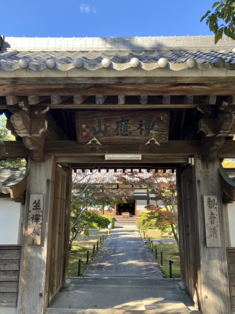 豊川御津はなえみ墓園の春のお彼岸法要の様子。長松寺住職による供養が年2回実施される