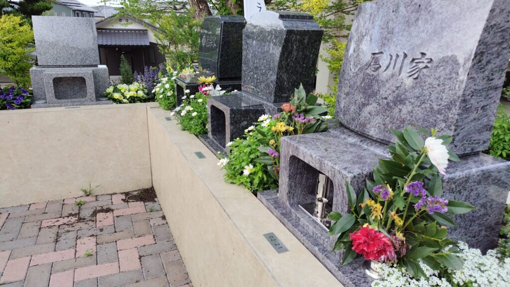 岡崎美合はなえみ墓園 実景｜建立済み和型・洋型・板型墓石と季節の生花｜花壇に区画番号プレート