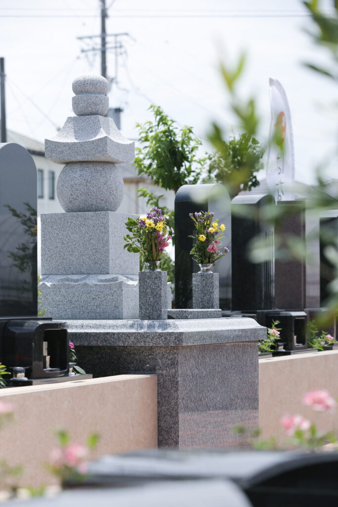 豊橋川崎はなえみ墓園の墓石と花壇。日当たりが良く、草花の手入れが行き届いた開放的な墓園環境。