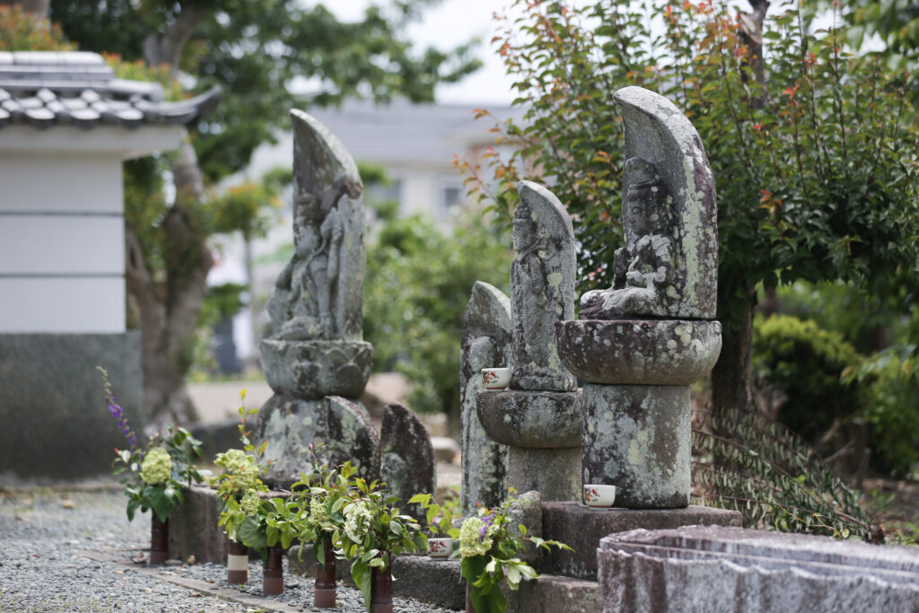 豊橋川崎はなえみ墓園の墓石列と養福寺境内。宗旨宗派を問わず使える寺院墓地で、毎年春と秋に合同供養が行われます。