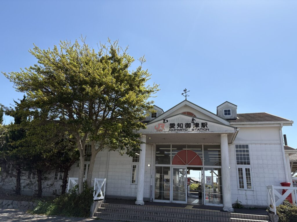 JR愛知御津駅（豊川市御津町）｜洋館風白い駅舎・風見鶏・JRロゴ 豊川御津はなえみ墓園へ徒歩7分