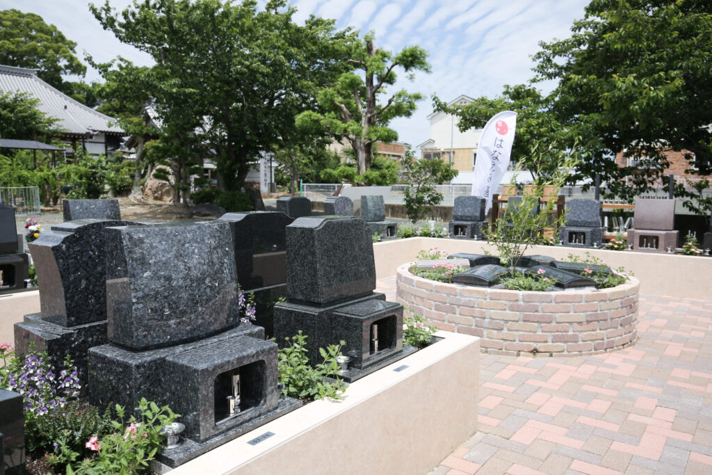 豊橋川崎はなえみ墓園の花咲く墓域。養福寺境内の明るい寺院墓地で、豊橋市・豊川市からのアクセスも良好。