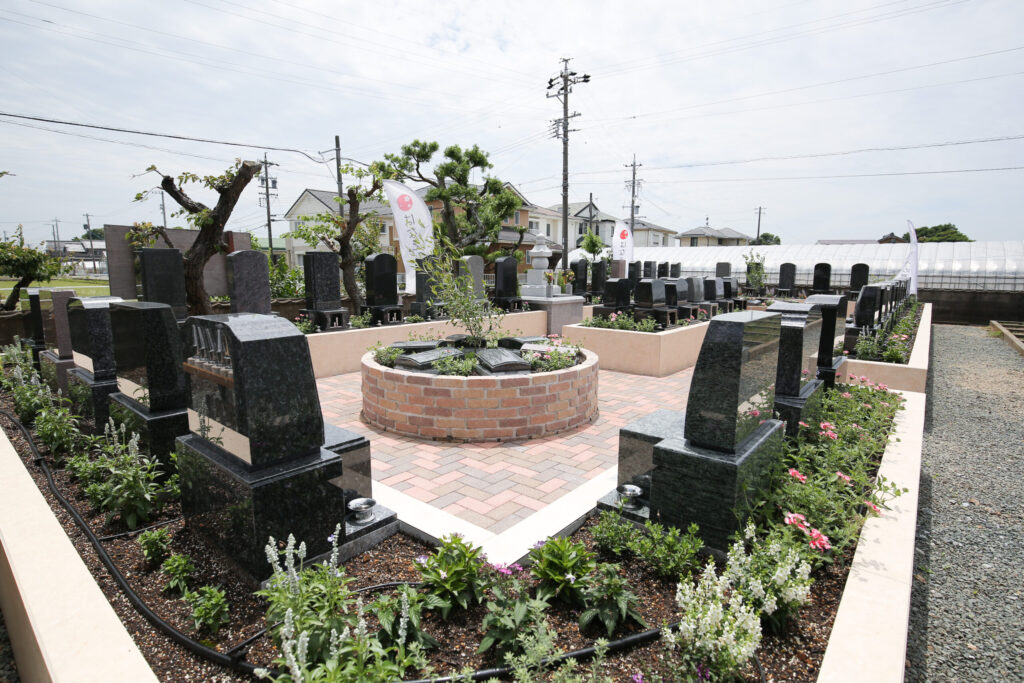 豊橋川崎はなえみ墓園のお参り風景。花と緑に囲まれた明るい墓園で、気持ちよくお参りできる環境が整っています。