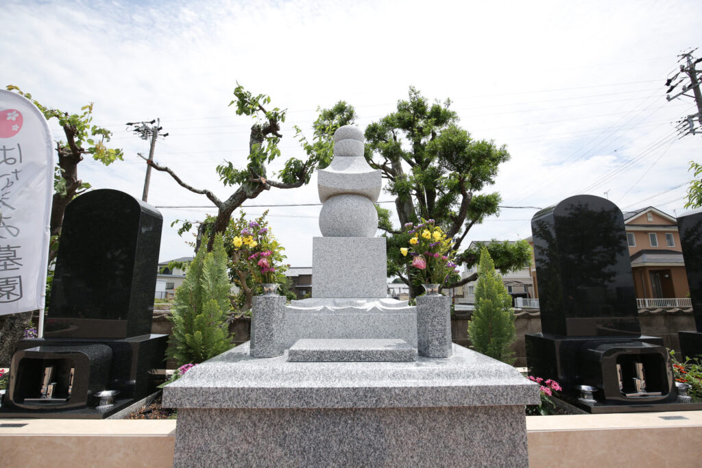豊橋川崎はなえみ墓園の管理された通路と墓域。月1回の清掃で通路・水場を常に清潔に保つ高品質な管理体制。