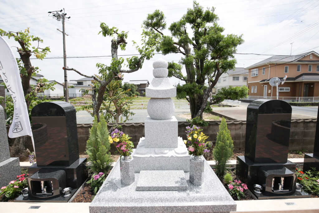 豊橋川崎はなえみ墓園の墓石と花壇。日当たりが良く開放的な養福寺境内の墓域。豊橋市・豊川市の永代供養付き寺院墓地。