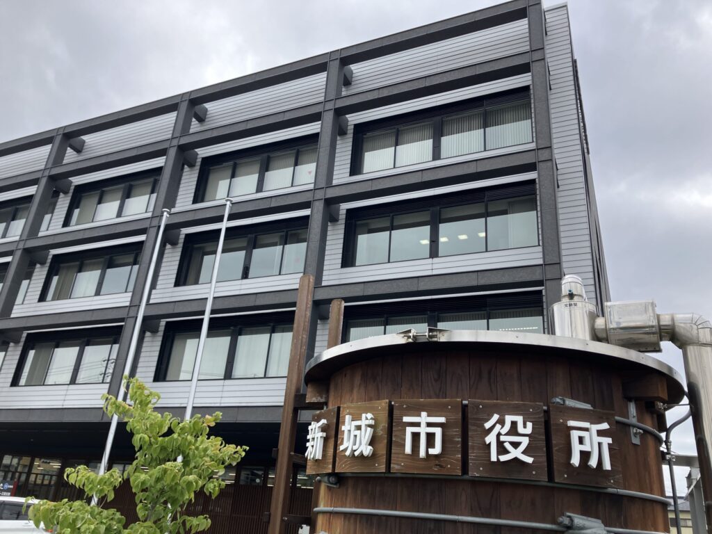 周辺ランドマーク｜新城市役所（新城はなえみ墓園から車4分・改葬許可申請の窓口）