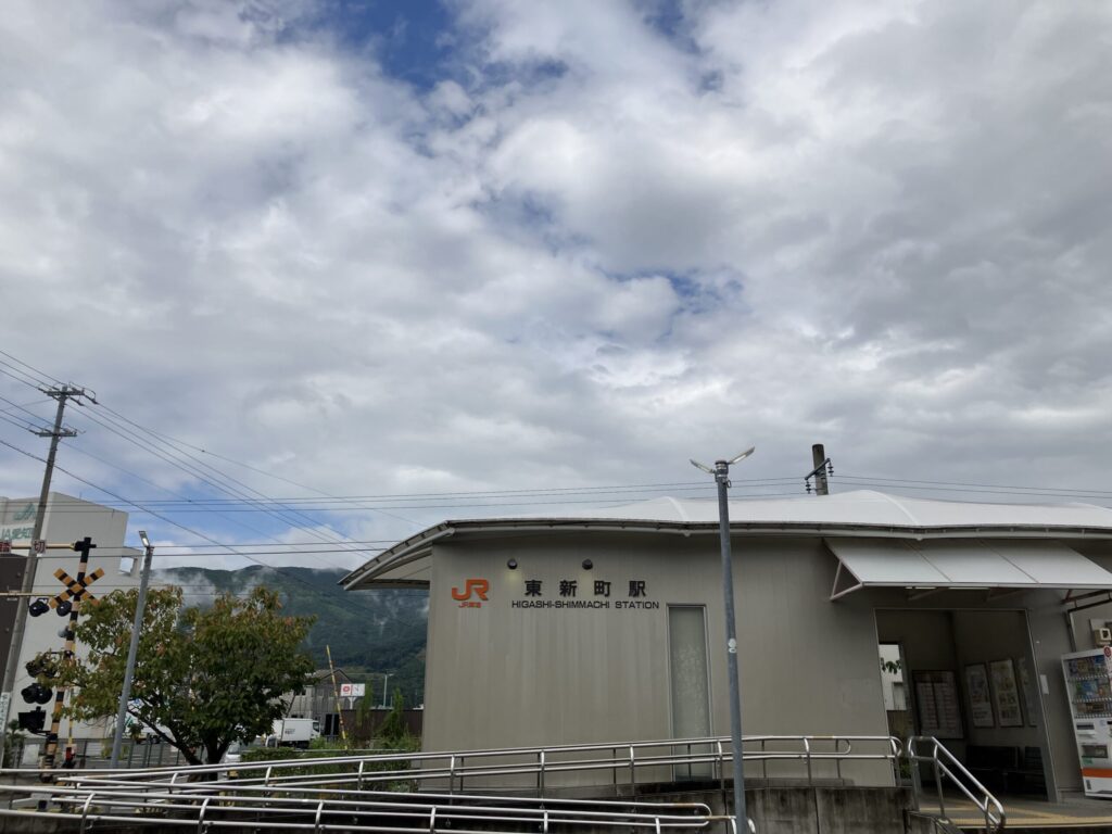 新城はなえみ墓園 最寄り駅｜JR飯田線「東新町駅」徒歩3分（バリアフリー対応・奥三河の山並み）