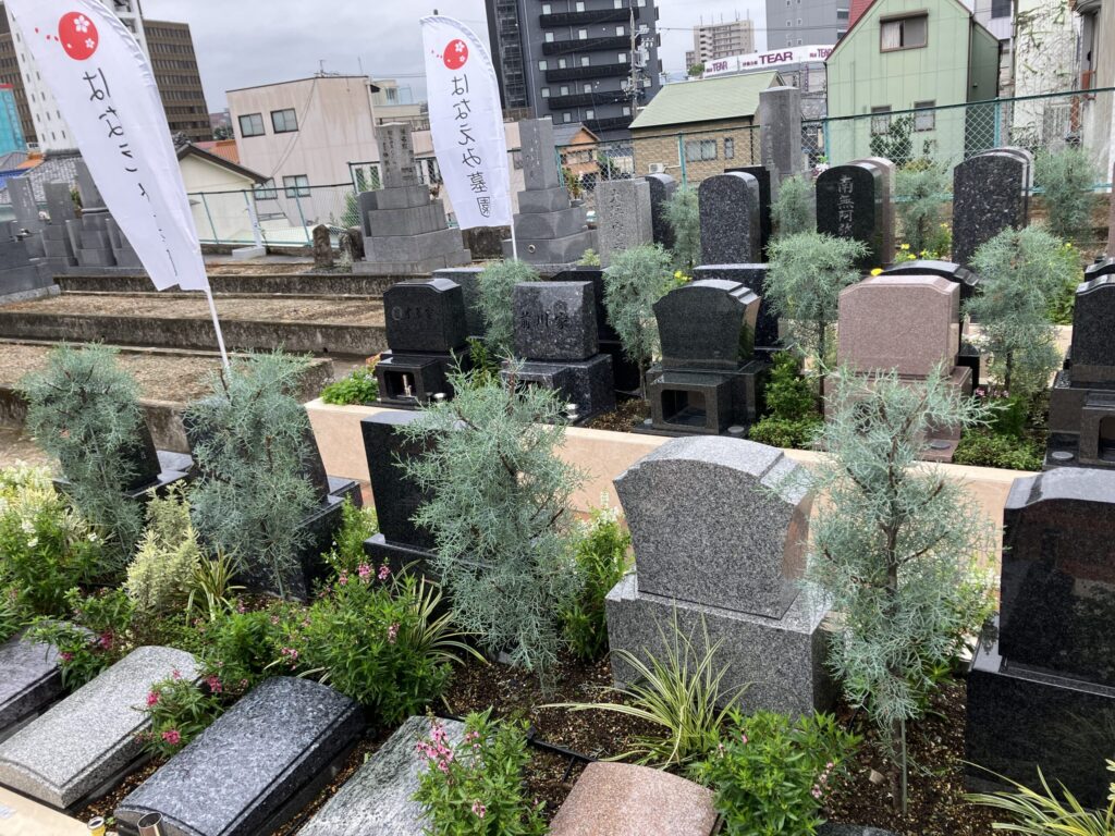 岡崎伝馬はなえみ墓園 実景｜建立済みの和型墓石と区画番号管理