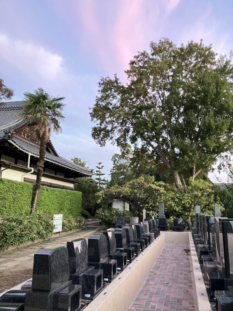 豊川御津はなえみ墓園の整備された墓石と花壇の近景
