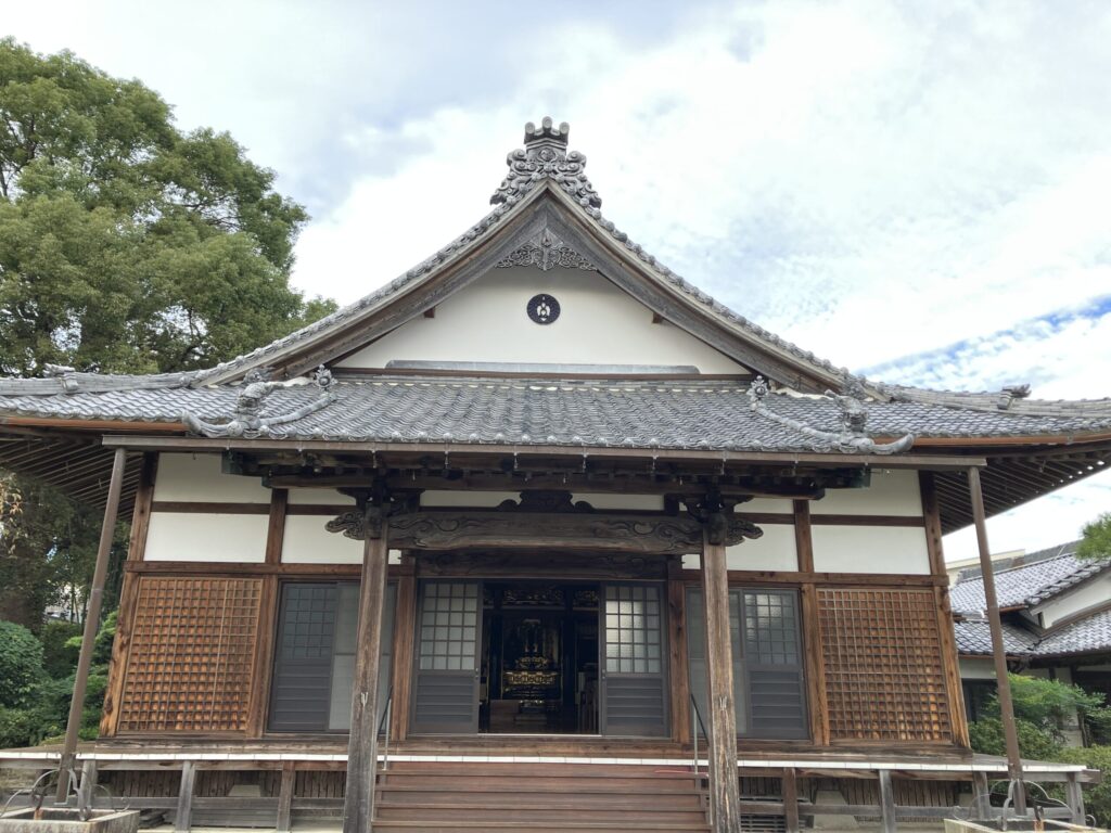 普門山 西福寺 本堂正面（内陣が垣間見える）｜浄土真宗本願寺派 岡崎美合はなえみ墓園 運営寺院