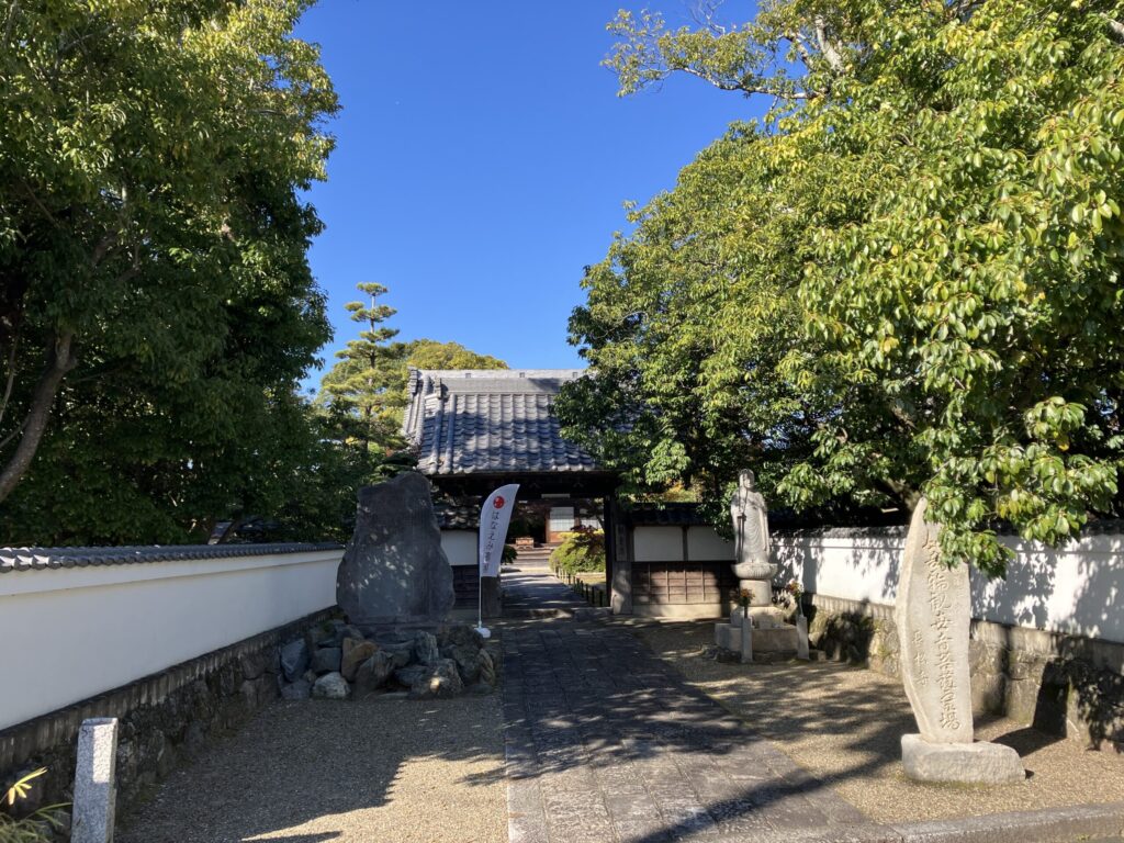 臨済宗 長松寺（豊川市御津町）の境内と豊川御津はなえみ墓園の調和した景観