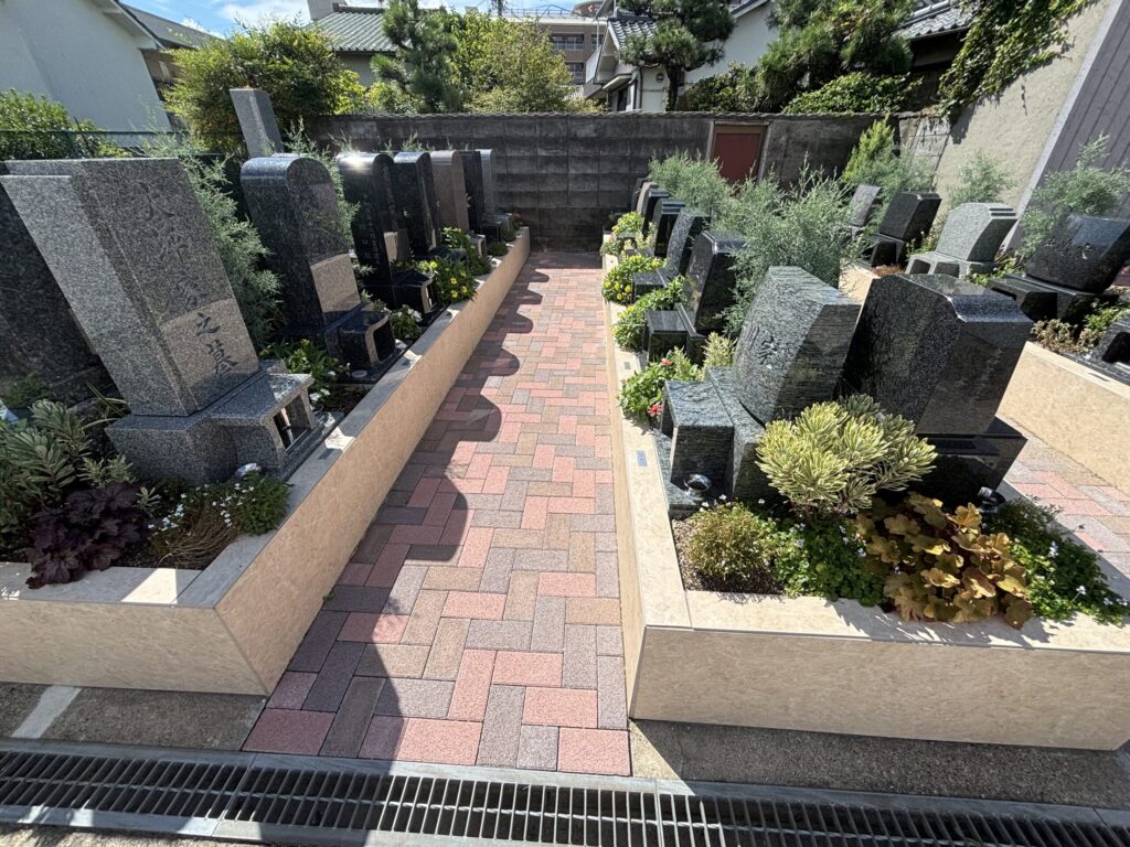 岡崎伝馬はなえみ墓園 境内の庭園型墓園｜専福寺境内に整備された墓園