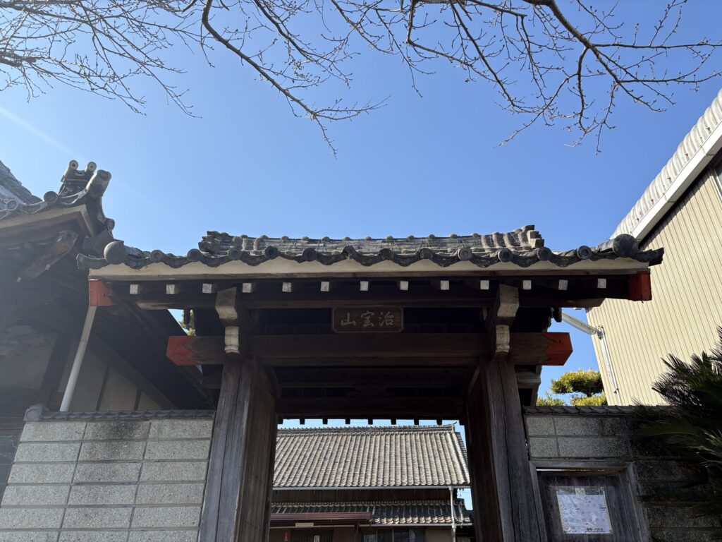 治寶山 浄泉寺 山門の屋根装飾｜鬼瓦・軒丸瓦・垂木の伝統意匠
