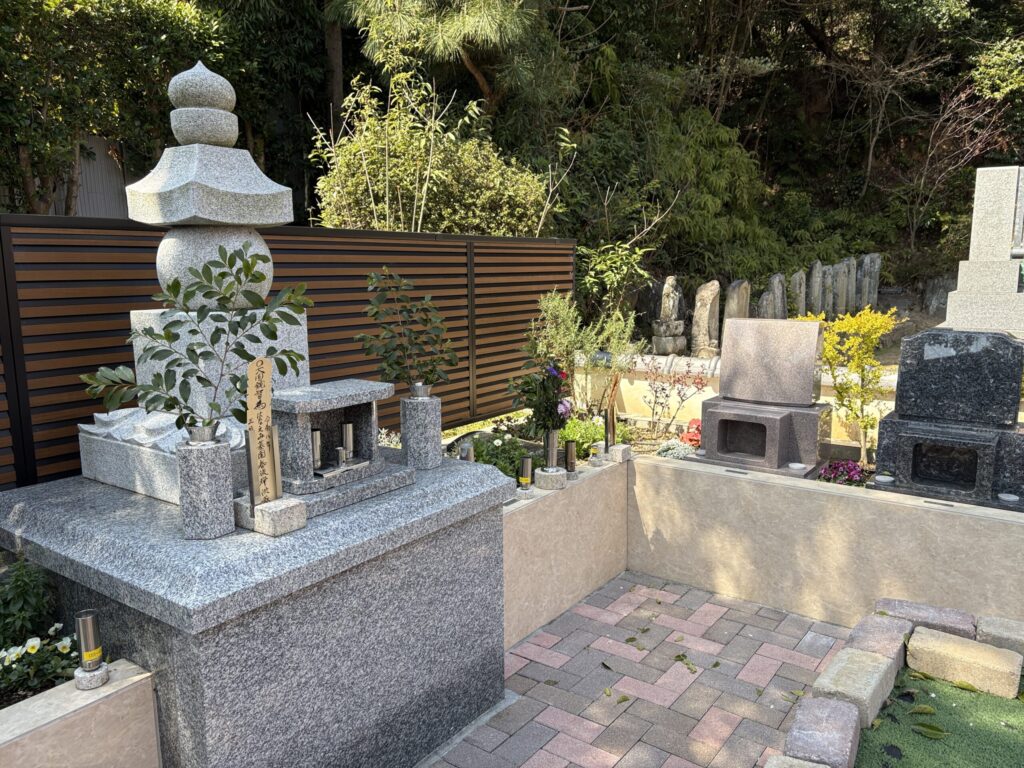 西尾吉良はなえみ墓園 「○大圜鏡智 令和八年三月 はなえみ墓園春彼岸供養」と記された卒塔婆 白御影石五輪塔 三具足