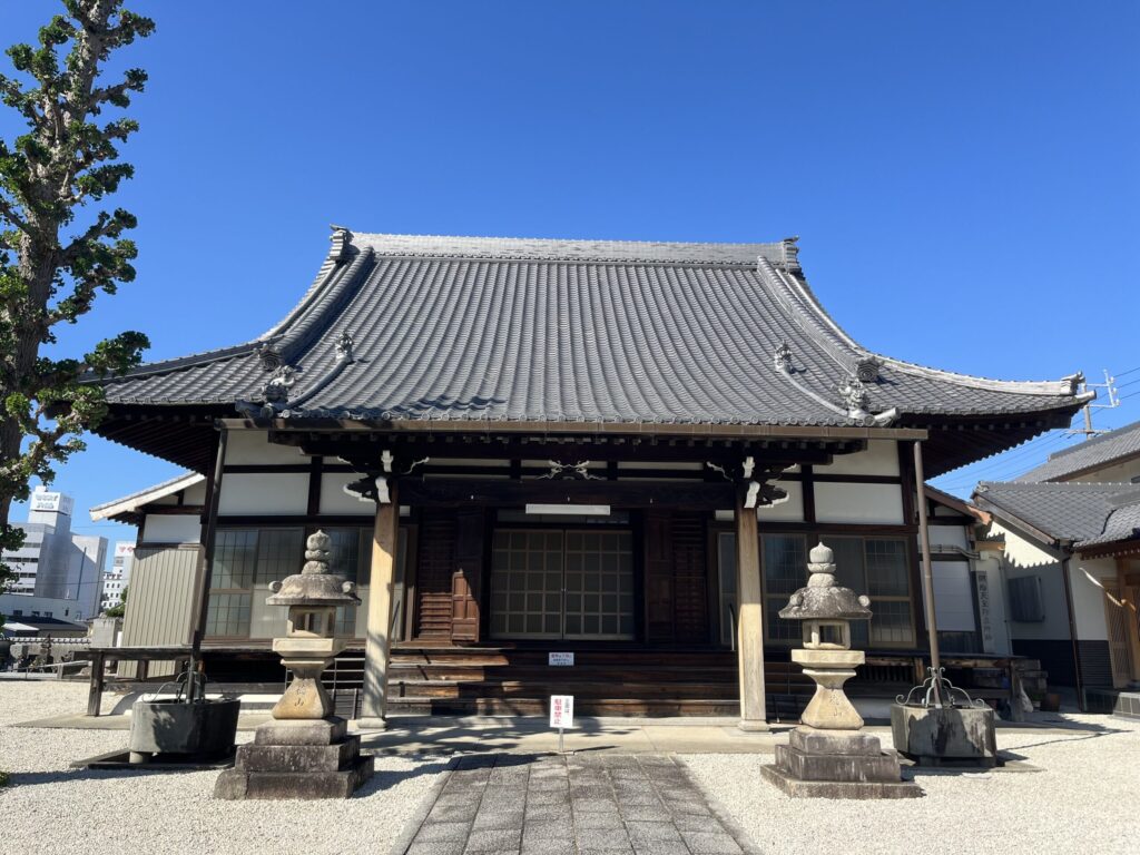 岡崎伝馬はなえみ墓園 特徴②｜浄土真宗・専福寺の僧侶による春秋年2回の合同供養