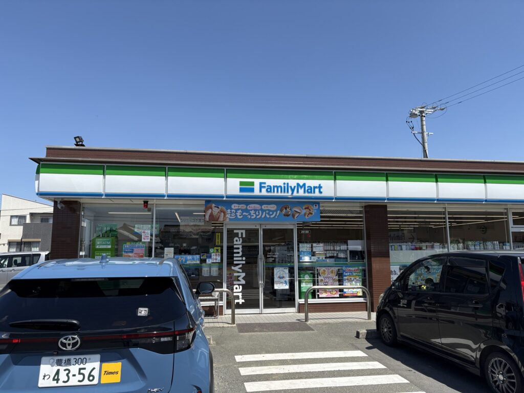 ファミリーマート御津下佐脇店（豊川市）｜緑白茶の看板・ATMあり 豊川御津はなえみ墓園へ車で2分