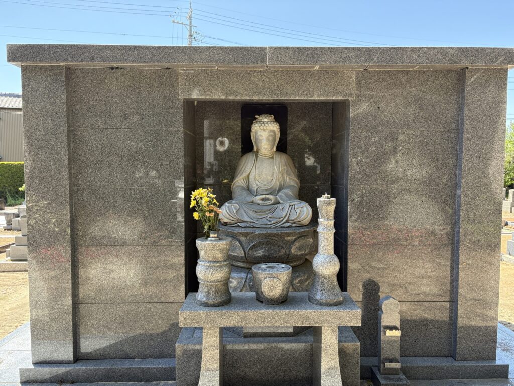 長松寺（豊川市御津）の伝統的な山門と境内。吉良上野介ゆかりの臨済宗寺院