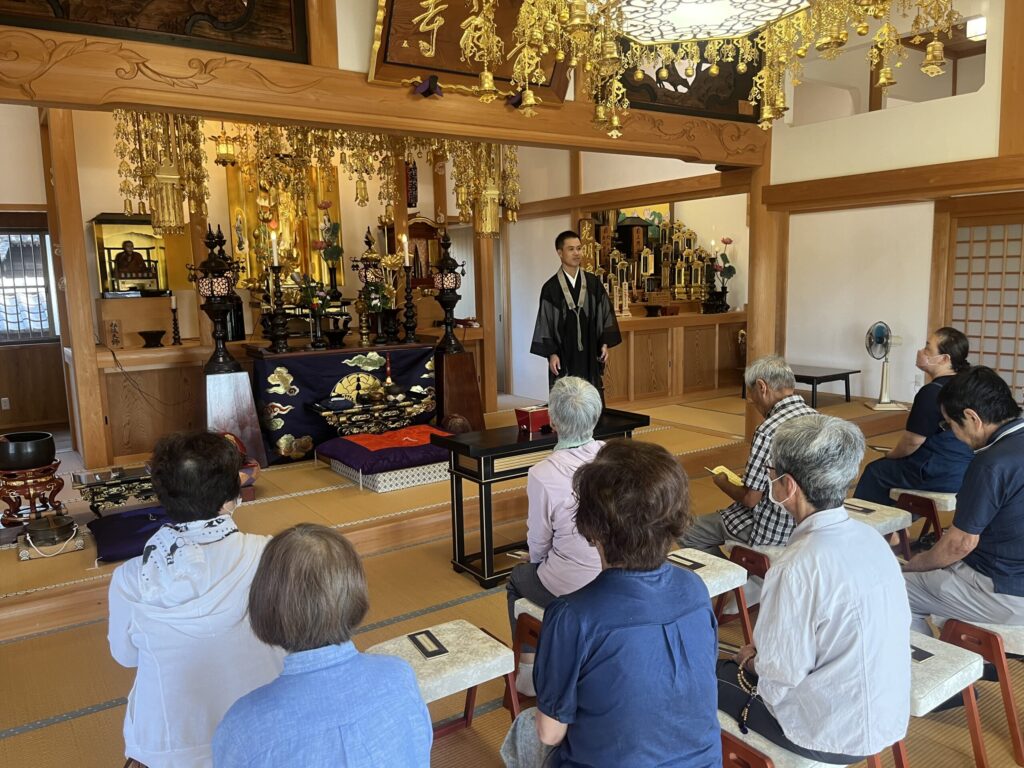 養福寺での納骨式または合同供養「はなえみ祭り」の様子。住職・立松康輝師が執り行う温かな法要。