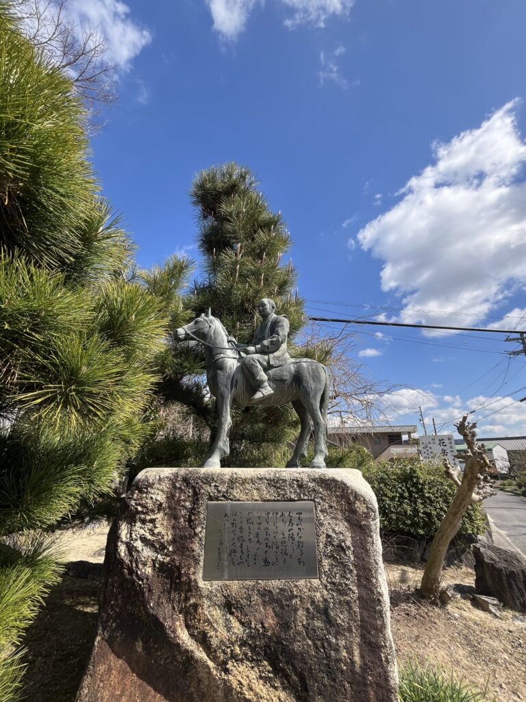 花岳寺境内 馬上の武将像 桜並木 吉良上野介義央公が領内を赤馬で巡視した伝承