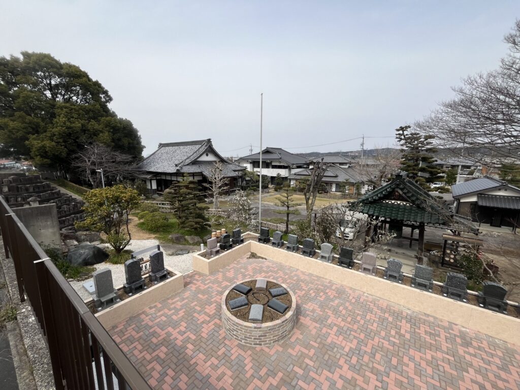 岡崎美合はなえみ墓園 上空俯瞰｜円形板型墓石区画・個別和型洋型墓石・西福寺本堂・鐘楼を一望