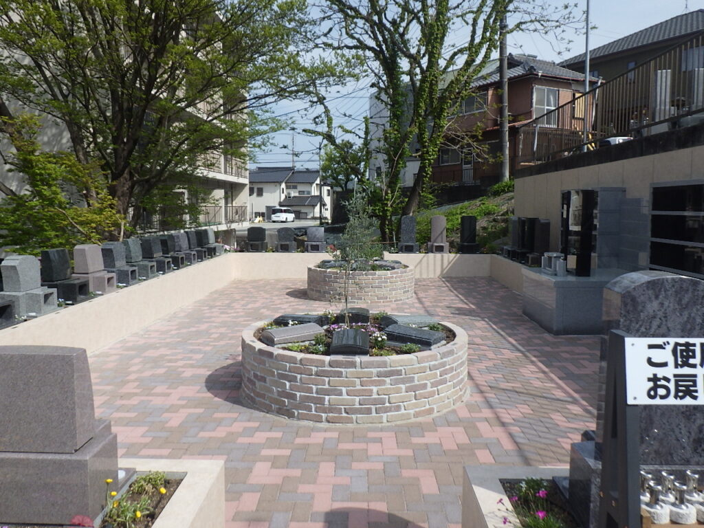 岡崎美合はなえみ墓園 実景｜板型墓石区画 中央花壇とオリーブの若木 樹木葬を検討中の方にも