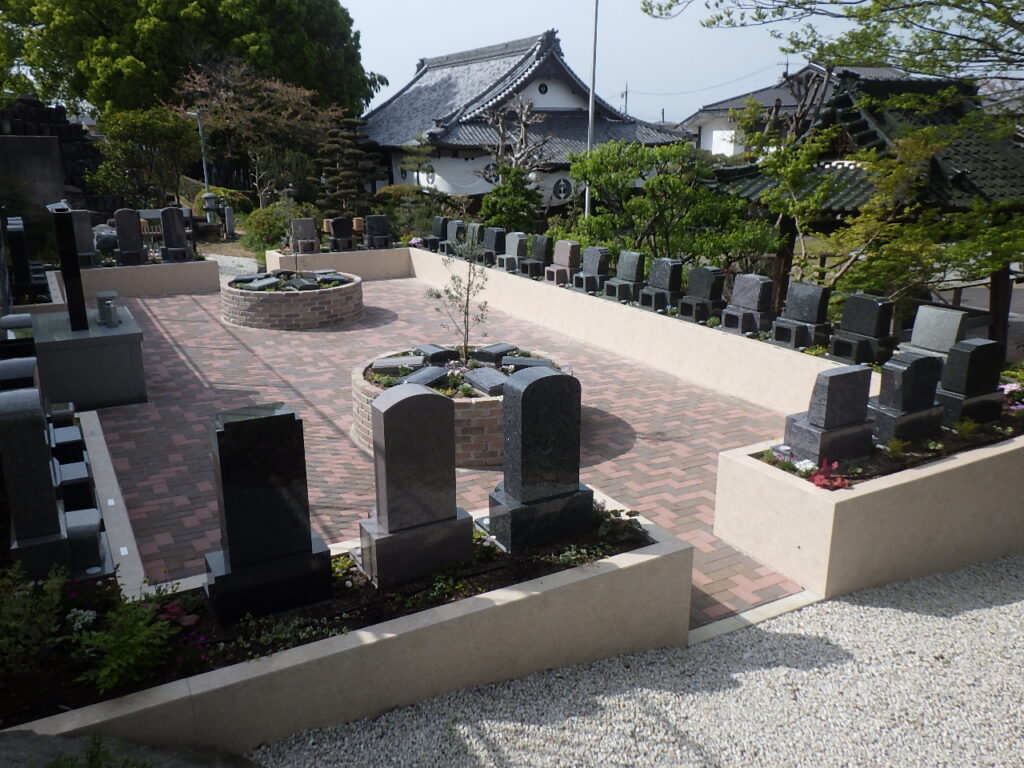 岡崎美合はなえみ墓園 実景｜中央花壇とオリーブ・建立済み墓石・西福寺本堂屋根を一望