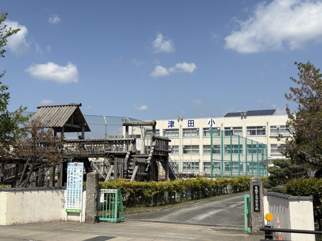 豊橋市立津田小学校（豊橋市）｜「津田小」の濃紺文字・大型木製アスレチック・太陽光パネル 豊橋川崎はなえみ墓園周辺のランドマーク