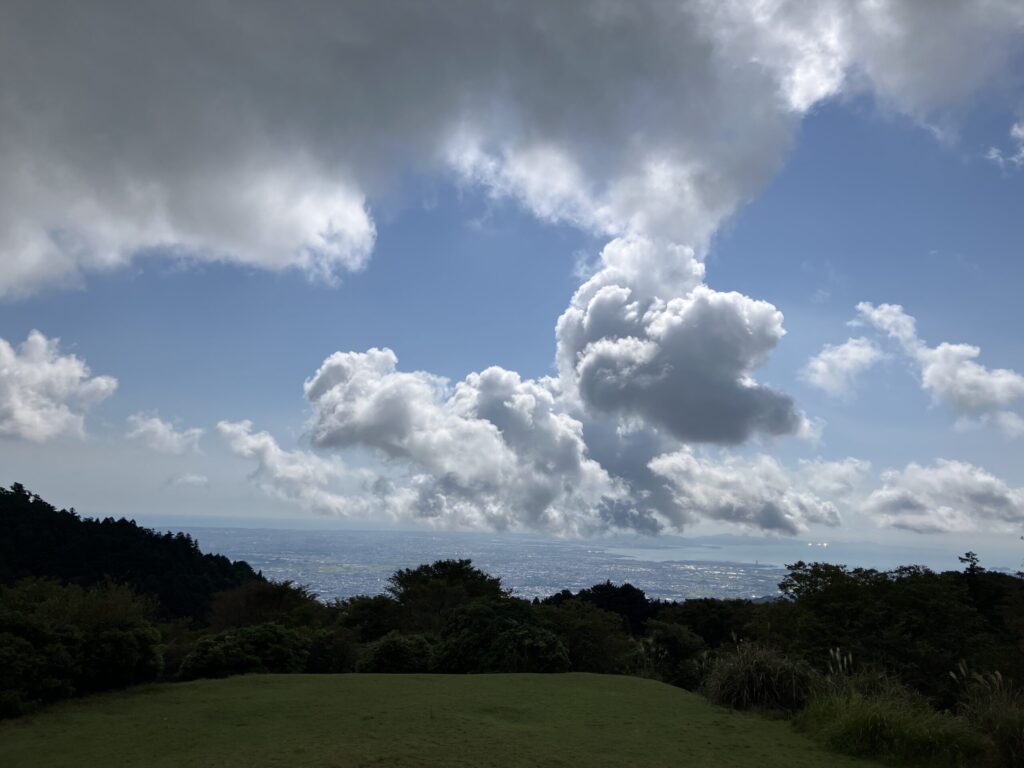 周辺ランドマーク｜本宮山（標高789m）山頂からの新城市・三河湾パノラマ｜三河国一宮砥鹿神社奥宮