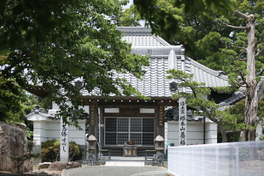 浄土宗・養福寺の本堂。豊橋市川崎町・文禄4年（1595年）創立。阿弥陀如来立像を安置する歴史ある本堂の外観。