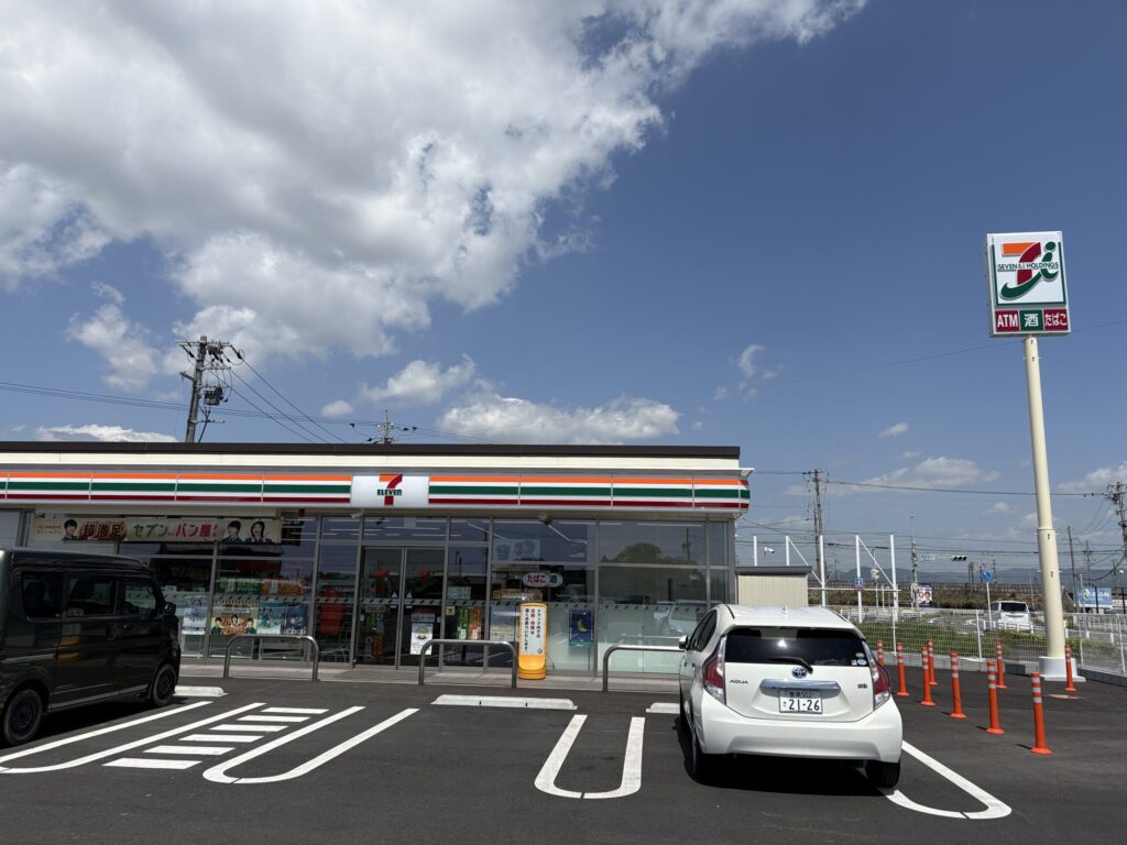 セブンイレブン豊橋清須町店（豊橋市清須町）｜ATMあり・「セブン・ザ・パン屋」横断幕 豊橋川崎はなえみ墓園へ車で4分