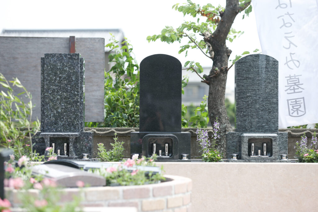 豊橋川崎はなえみ墓園の和型墓石99万円（税込）。永代使用料・墓石費・彫刻・納骨室・工事費・永代供養料すべてコミコミ。岡崎石材産地の矢田石材店施工。