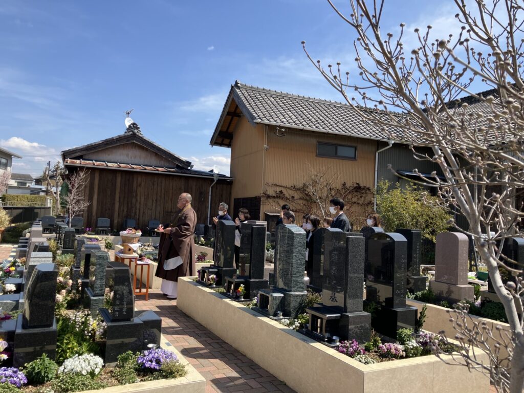 春と秋のお彼岸に行われる合同供養「はなえみ祭り」
