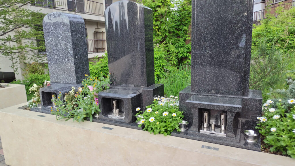 岡崎美合はなえみ墓園 実景｜建立済み和型墓石3基（青グレー・濃黒・黒系御影石）と石製納骨室・ステンレス花立