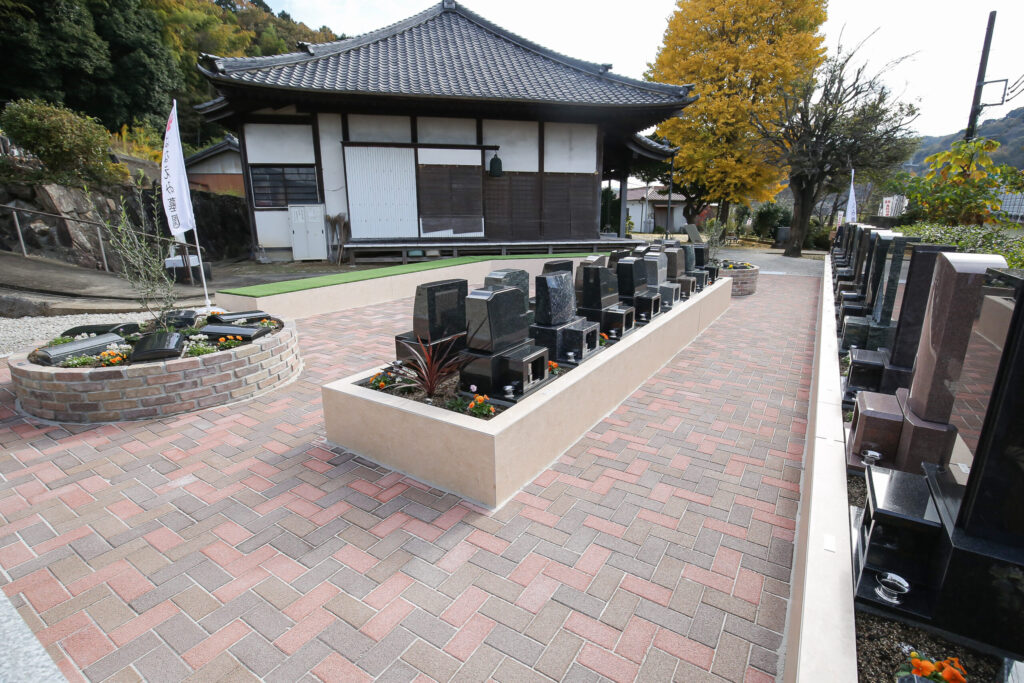 はなえみ墓園 墓石区画｜緑御影・グレー御影・黒御影の和型/洋型墓石が並ぶ参道沿いの整備された区画