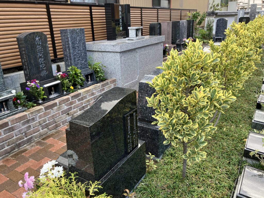 岡崎はなえみ墓園の中央シンボル墓｜御影石の合祀墓