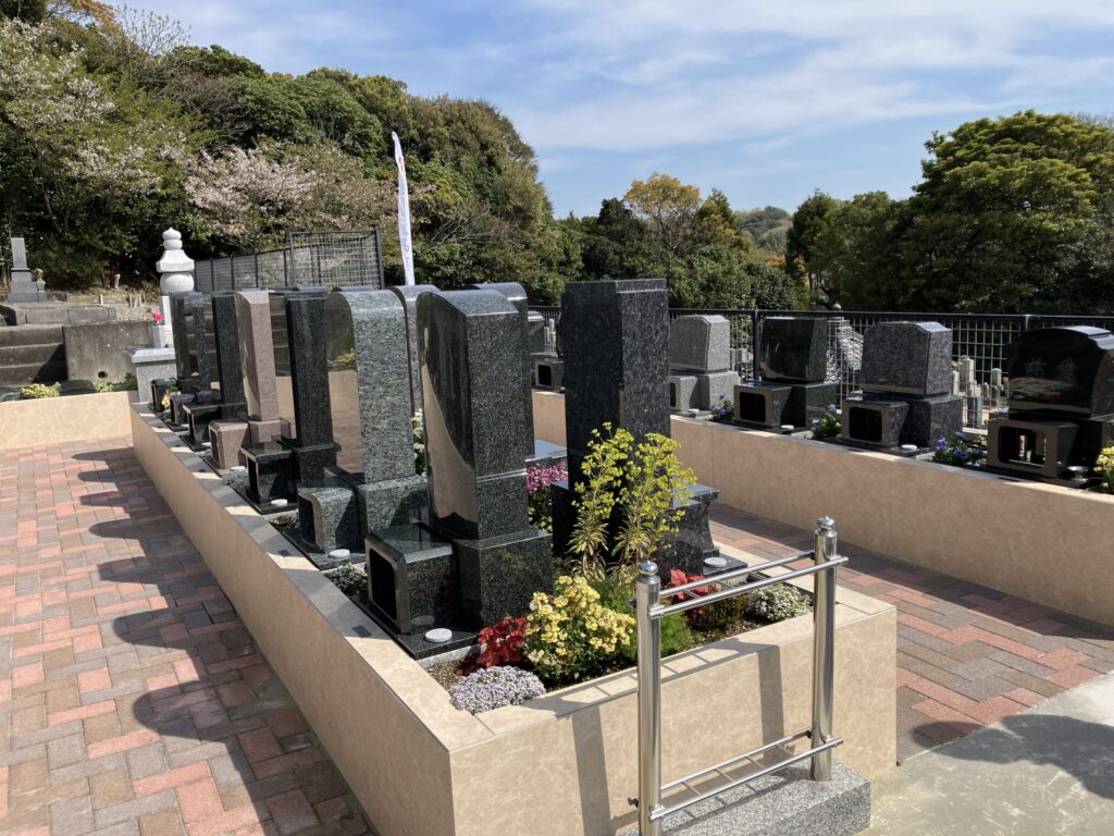 桜と洋型のお墓が並ぶ春の美浜はなえみ墓園｜花見のできる海辺の墓園