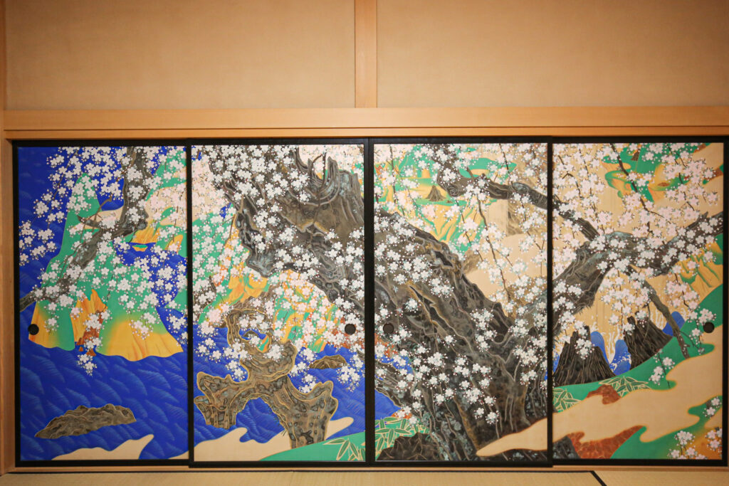 大円寺客殿の四季の襖絵（桜）｜青地に満開の桜を描いた障壁画｜豊橋市城下町